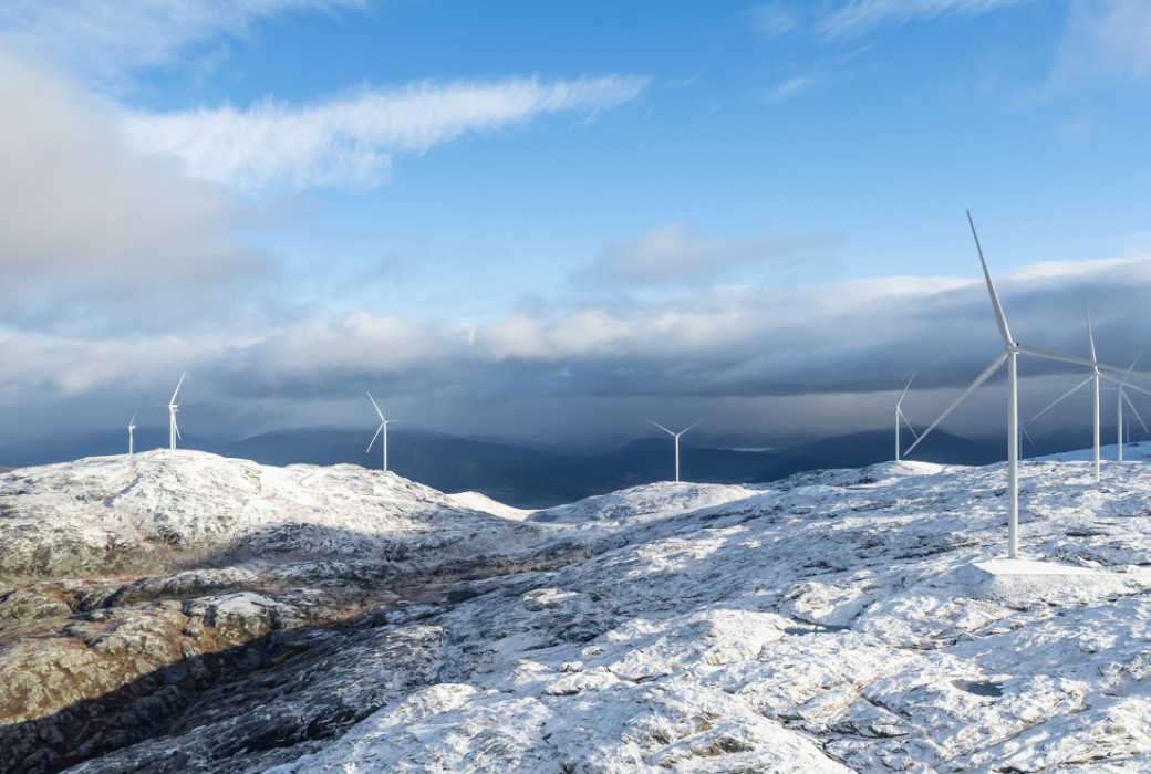 Windkrafträder in verschneiter Landschaft Windkrafträder in verschneiter Landschaft